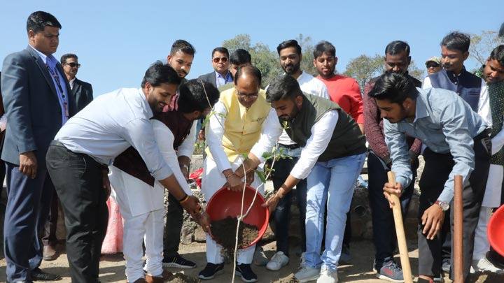पौध-रोपण बन रहा है जन-अभियान: मुख्यमंत्री श्री चौहान